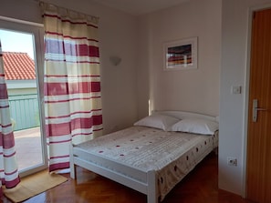 Schlafzimmer 1