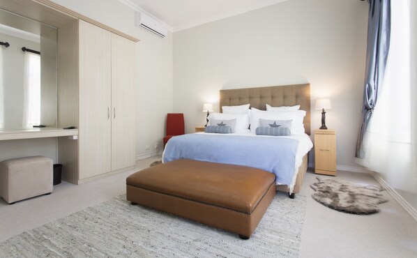 MASTER BEDROOM WITH KING SIZE BED/AIR-CON AND FITTED WARDROBES