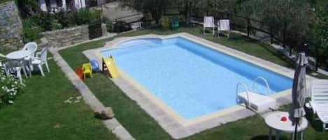 Piscina e grande prato inglese, su due livelli = mq 170, con area barbecue,