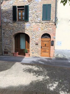 Típica residencia toscana en un antiguo pueblo a las afueras de Siena
