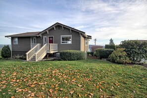 Beautiful Gig Harbor view home with 1940 sq' of family living space for up to 8 