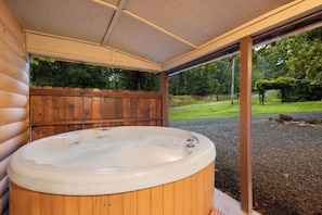 Relaxing hot tub for one, two or the family!