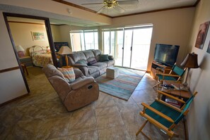 SURFCASTER 403 Living Room