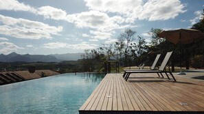 Piscina a sfioro