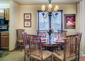 dining area with round table