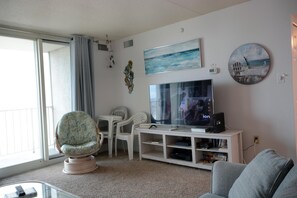 QUAY 1103-LIVING-AREA