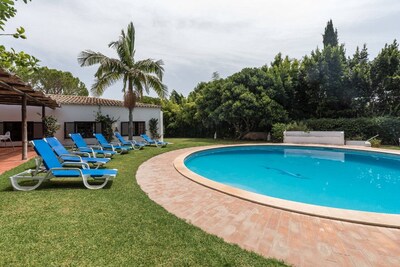 Casa de 5 habitaciones, jardín privado y piscina, ideal para familias con niños o grupos grandes