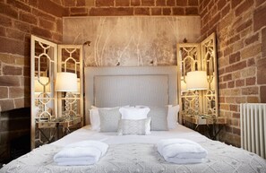 First floor:  Double bedroom with 5' bed