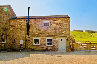 Charlie's Stable, Reeth in the Yorkshire Dales. Dog Friendly; enclosed garden