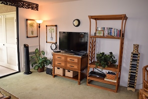 Enjoy the flat screen tv and A/C in the living room