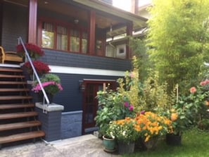 Check-in through this double French door with a few concrete steps to the door.
