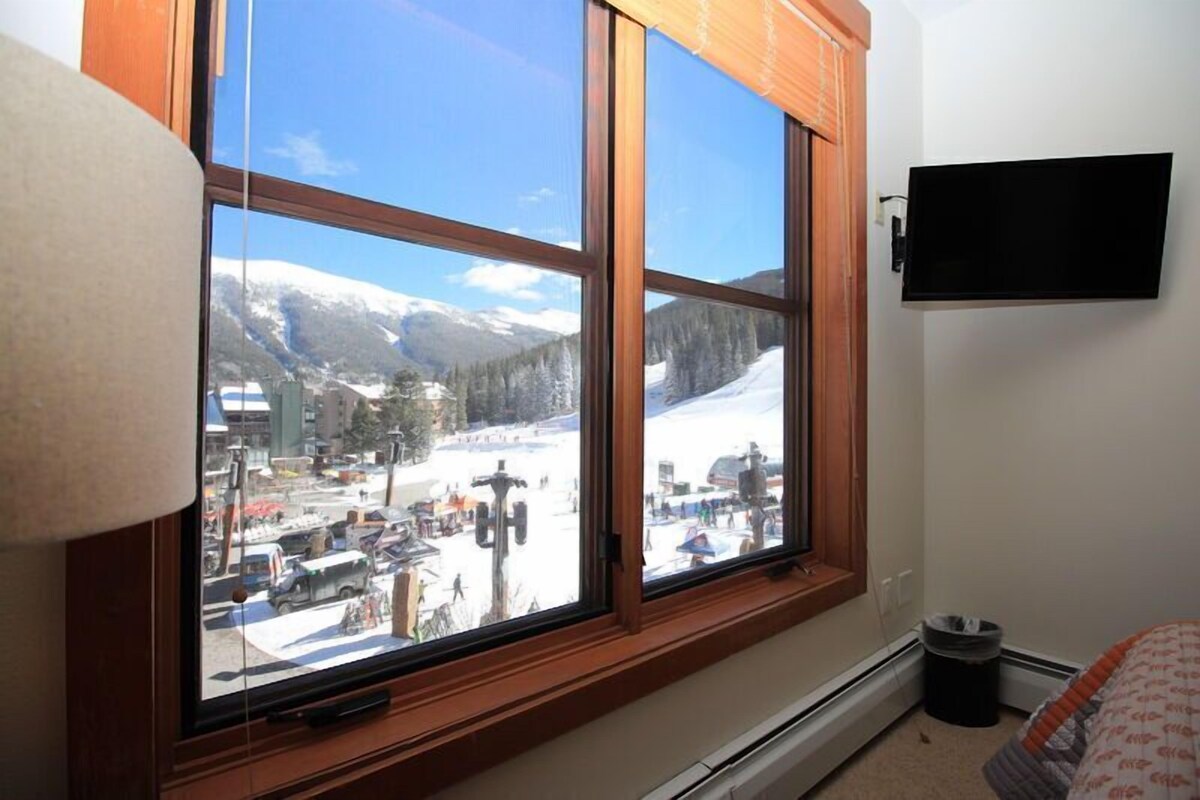 Ultimate Alpine Escape : Condo in Center Village W/ Breathtaking Slope Views Of Copper Mountian