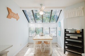 182 Beachwalk - Bright Breakfast Nook