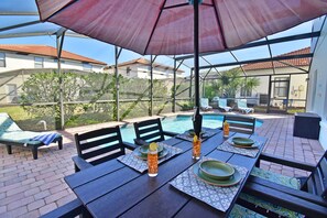 Outdoor dining with seating for 6