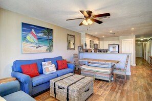 Living - Living area and dining