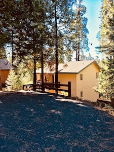 Beautiful & Cozy Cabin in Blue Lake Springs 