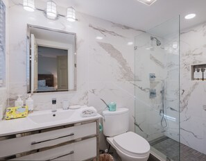1 Ocean Gate - Bathroom 1: Private King Bathroom