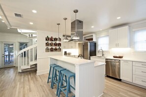 KITCHEN ALTERNATE VIEW