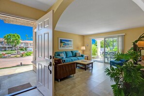 ENTRY WAY TO LIVING ROOM - Oranj Palm Vacation Homes.jpg