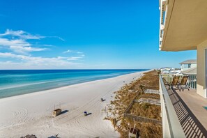 HUGE Balcony to Enjoy - Celadon 309