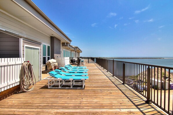 Outdoor - Relax on this spectacular deck