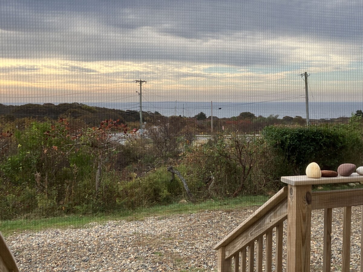 Aquinnah condo at the cliffs, walk to the beach.