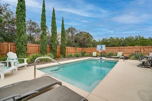 "Walking on Sunshine" Beach House with Fantastic Back Yard Pool