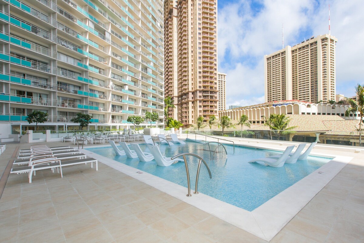 Perfect Ocean View! Awesome One-bedroom overlooking the Ala Wai Boat Harbor and Ala Moana Beach!