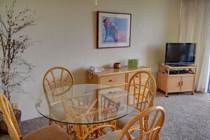 Dining area with seating for 4