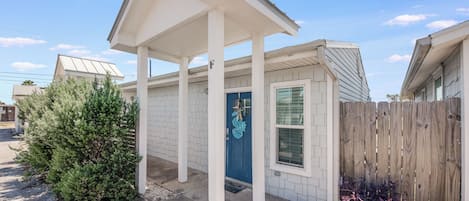 Cute Port Aransas cottage near everything you love about the island!