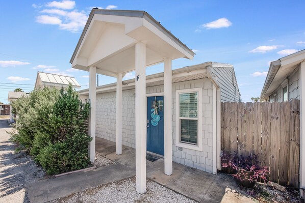 Cute Port Aransas cottage near everything you love about the island!