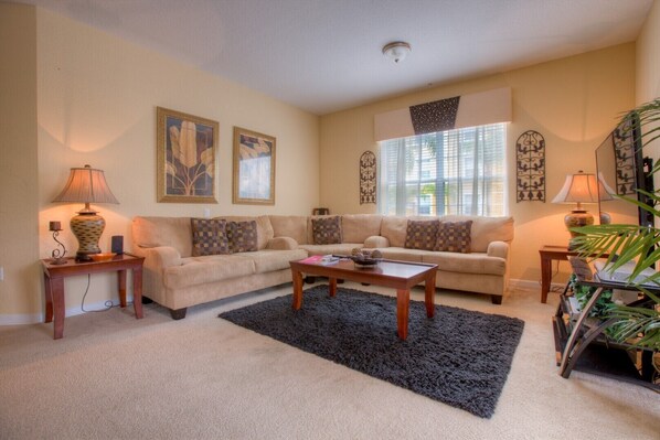 Spectacular Living area of the condo in Orlando - Unwind in the comfort of our townhouse living area with cozy sofas - Stunningly organized space for relaxation - Majestic decor with wall paintings - Availability of TV and Netflix