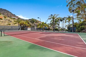 HAMILTON COVE TENNIS COURT CLOSE UP RS.jpg
