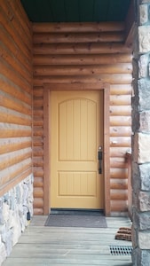 King’s Cabin Mtn Retreat at Shaver Lake! – Nr Village, wifi, A/C, Prem Property!