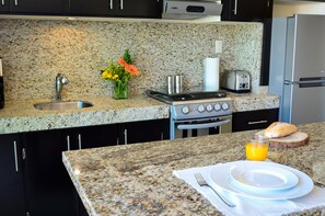 Kitchen island seats 4, great cook prep area.
