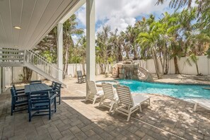 Poolside Dining, Loungers