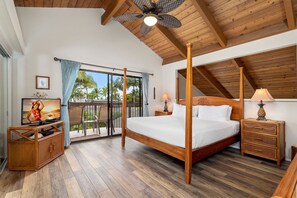 Upstairs bedroom with King bed, TV, Lanai