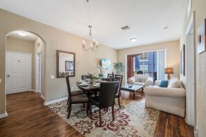 Lovely Dining Area of the Apartment in Orlando Florida Near Disney - Chic dining area featuring a stylish furnish - Gather the family for a memorable feast in our spacious dining area - Designed to accommodate 4 persons