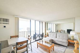 Newly renovated! Great Ocean and Diamond Head View !!