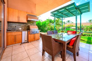 BBQ and outdoor kitchen to entertain and eat outdoors!     HKH-150