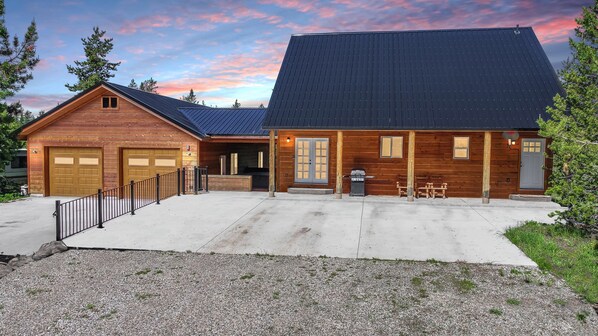 Rimfire Refuge ~ propane grill, covered hot tub, ample parking. Guests do not have access to garage