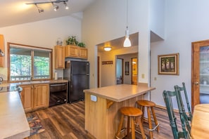 Kitchen w/Bar