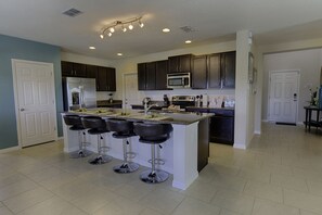 02_High_End_Kitchen_0821.jpg