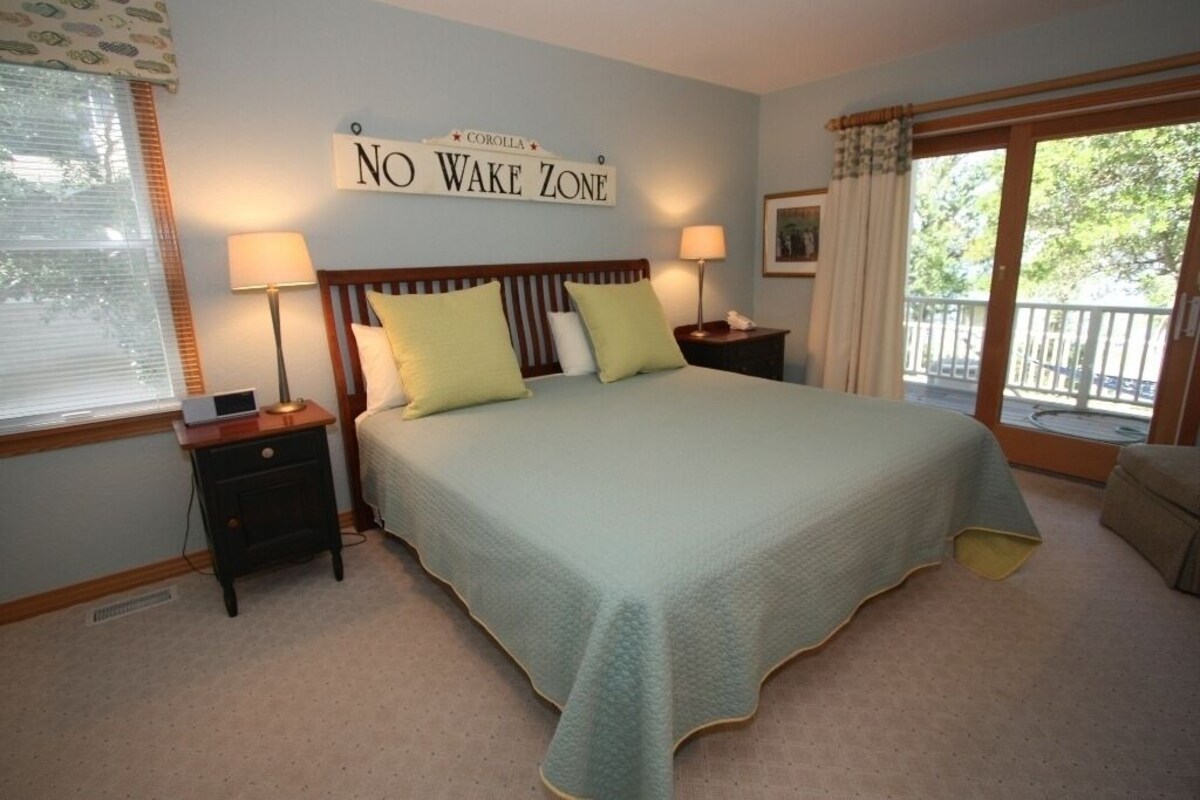 Moorings: Beautiful views of the soundside, private pool and hot tub, rec room w