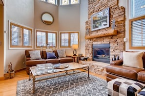 Warm welcoming living room sleeper sofa cozy gas fireplace - Park City Lodging-Motherlode 3