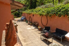 Flowerpot, Shade, Garden, Houseplant, Flagstone, Backyard, Outdoor Furniture, Wood Stain, Landscaping, Yard