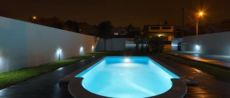 Piscina exterior e jardim