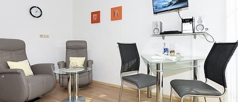 Wohnzimmer mit integriertem Küchenbereich