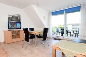 Wohnzimmer mit integriertem Küchenbereich