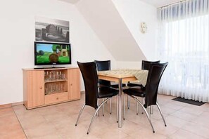Wohnzimmer mit integriertem Küchenbereich
